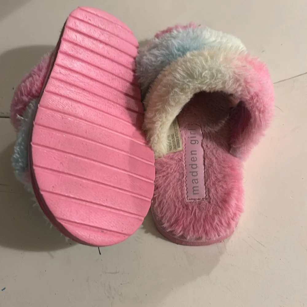 🍀Madden Girl Pink and Multicolor Kids Slippers